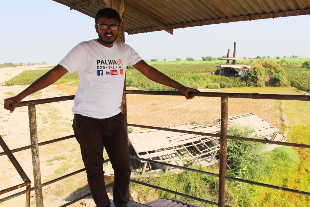 indus queen ship, palwa down the road